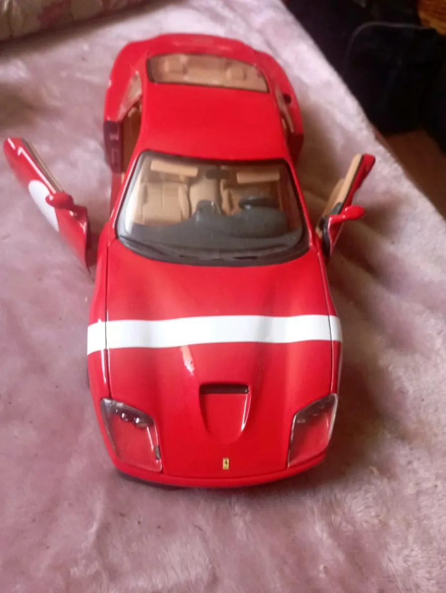 VINTAGE MAISTO 1996  RED FARRARI 559 1-18 SCALE. - Image 1