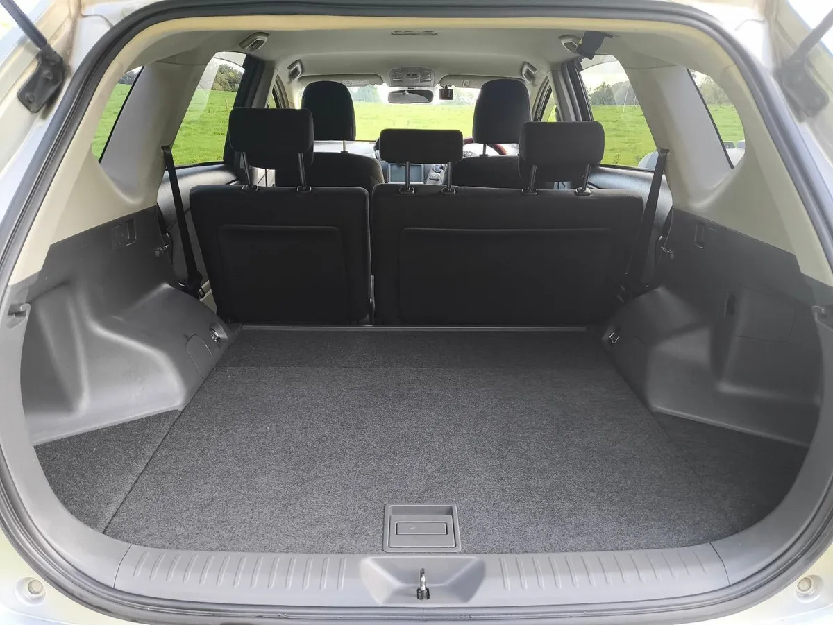 Toyota Prius 2014 Hybrid - Image 2