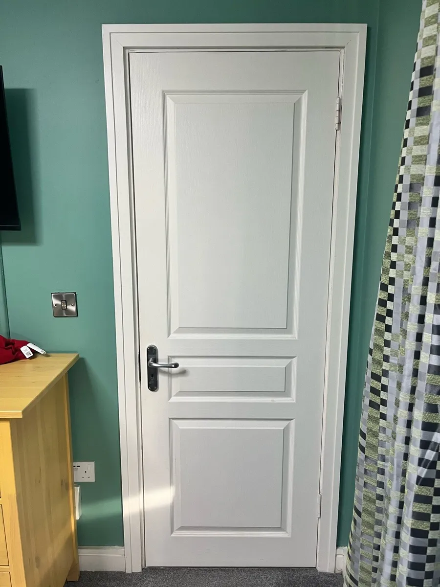 White interior doors with handles and hinges - Image 1