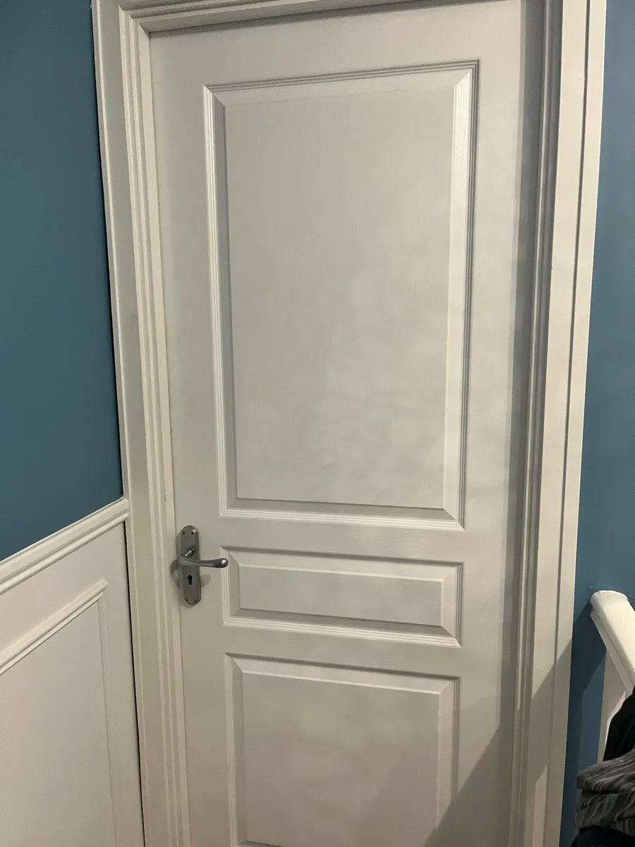White interior doors with handles and hinges - Image 3