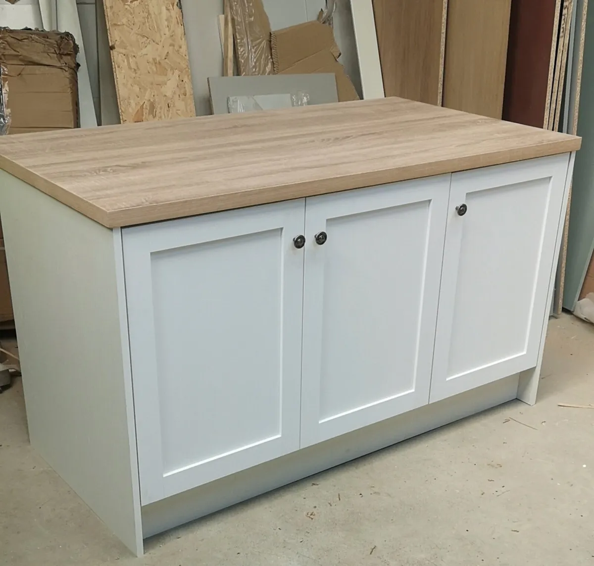 Kitchen island - Image 1