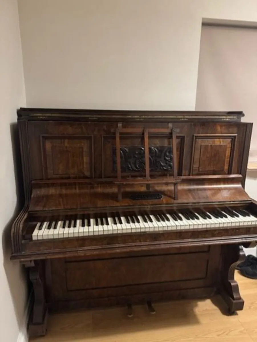 Piano looking for a nice home - Image 1