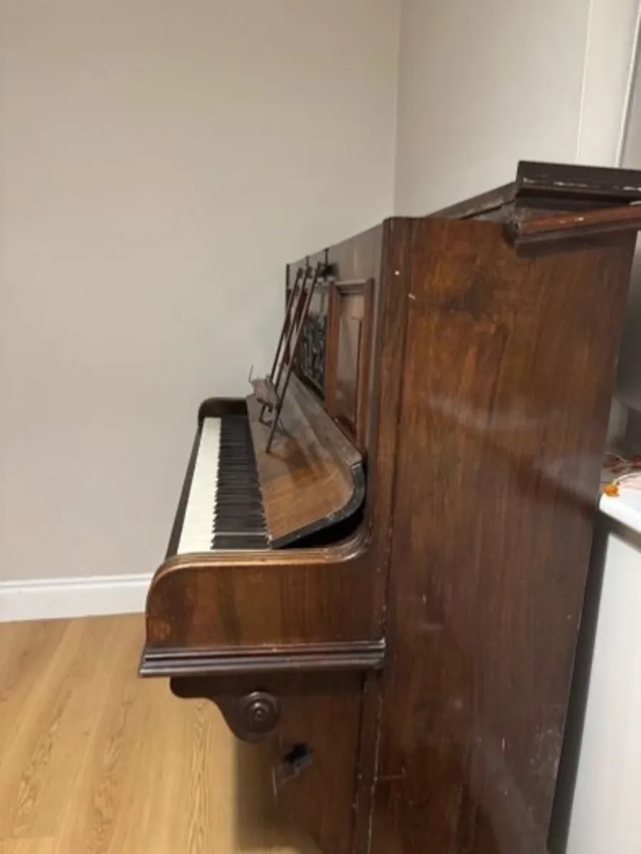 Piano looking for a nice home - Image 2