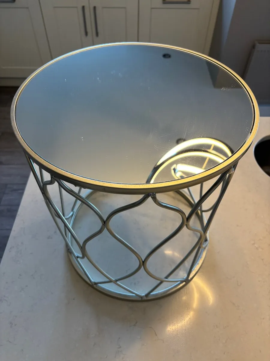 Circular coffee/lamp table - Image 1
