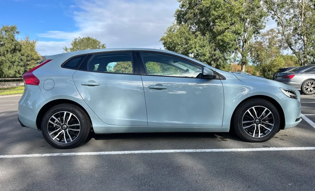 Volvo V40 T3 2018 Automatic LOW MILEAGE High specs - Image 3