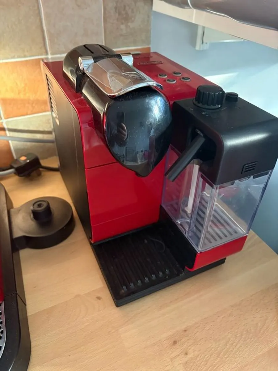 Nespresso machine with frother - Image 3