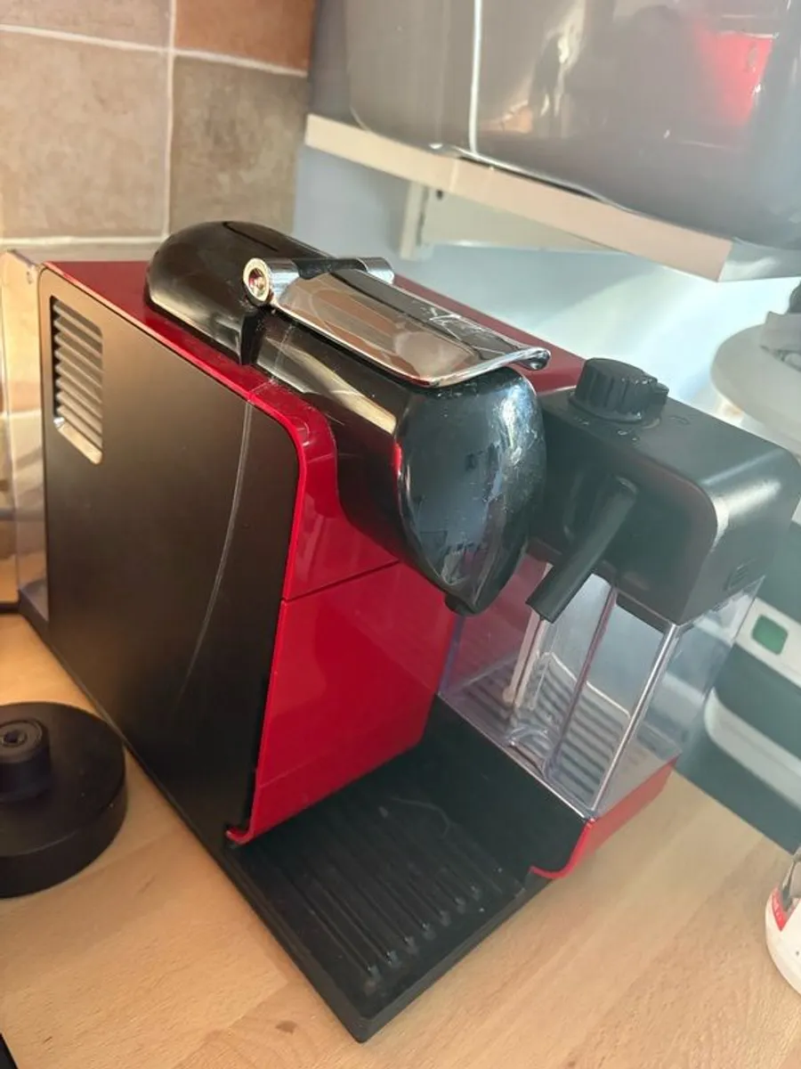 Nespresso machine with frother - Image 4