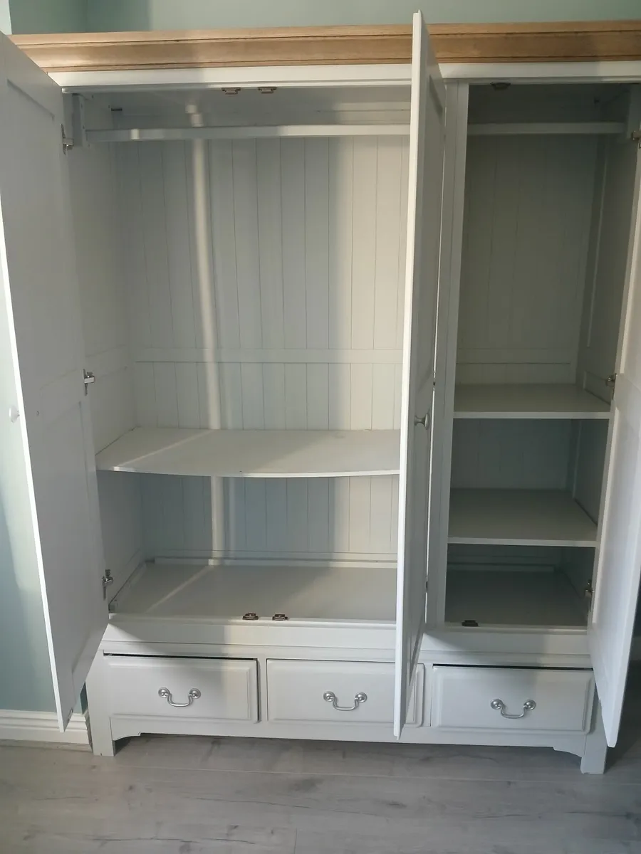 3 door wardrobe - Image 4