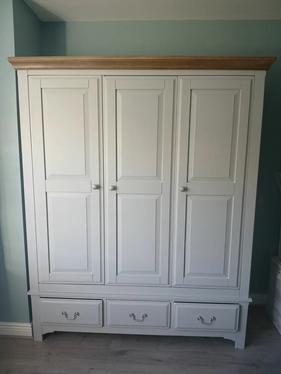 3 door wardrobe - Image 1