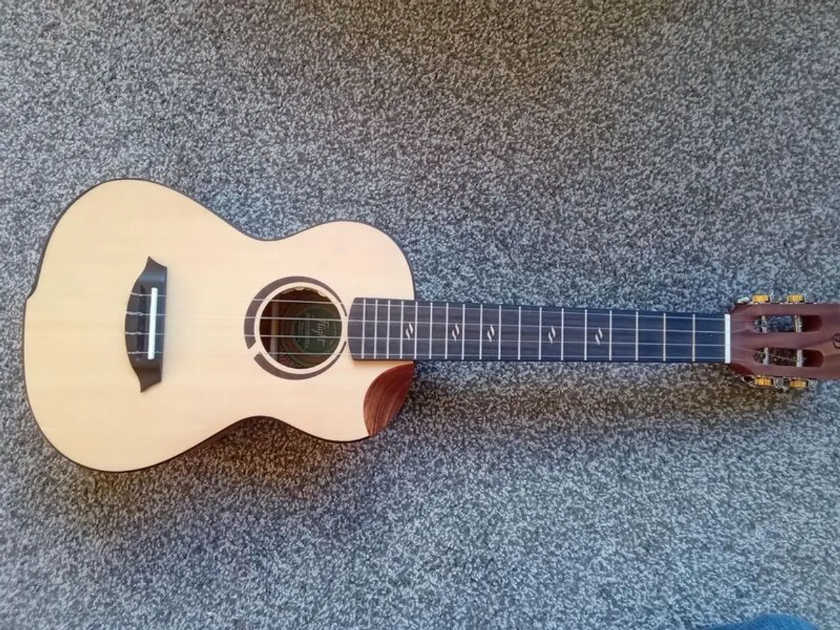 ukulele - Image 3