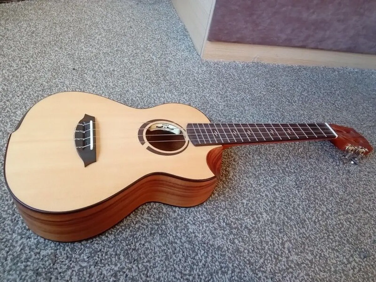ukulele - Image 4