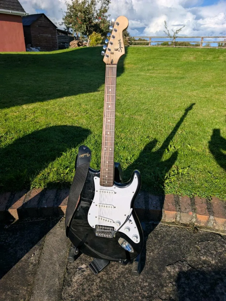 Fender Squire Stratocaster Package - Image 2