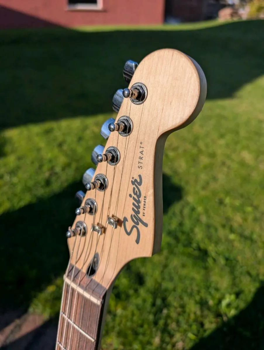 Fender Squire Stratocaster Package - Image 4