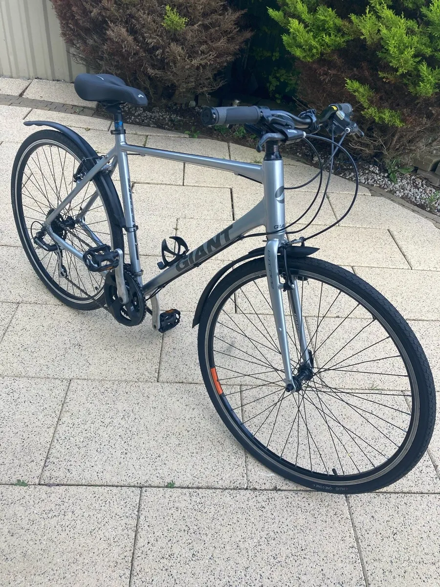 Giant Escape 3 sport hybrid bike - Image 1