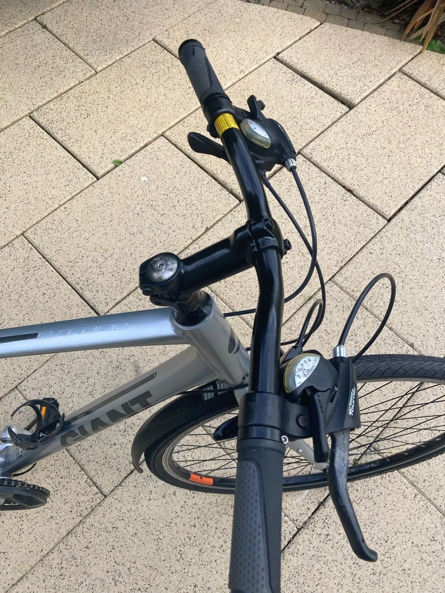 Giant Escape 3 sport hybrid bike - Image 2