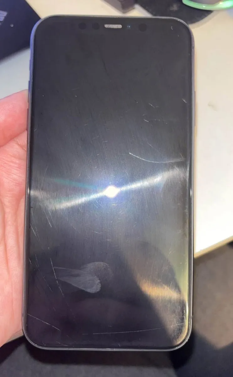 iPhone 11 - Image 2