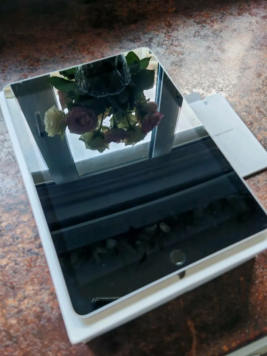 IPad 6th generation - Image 2