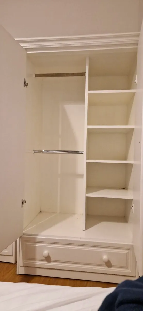 Bedroom furniture - Image 4