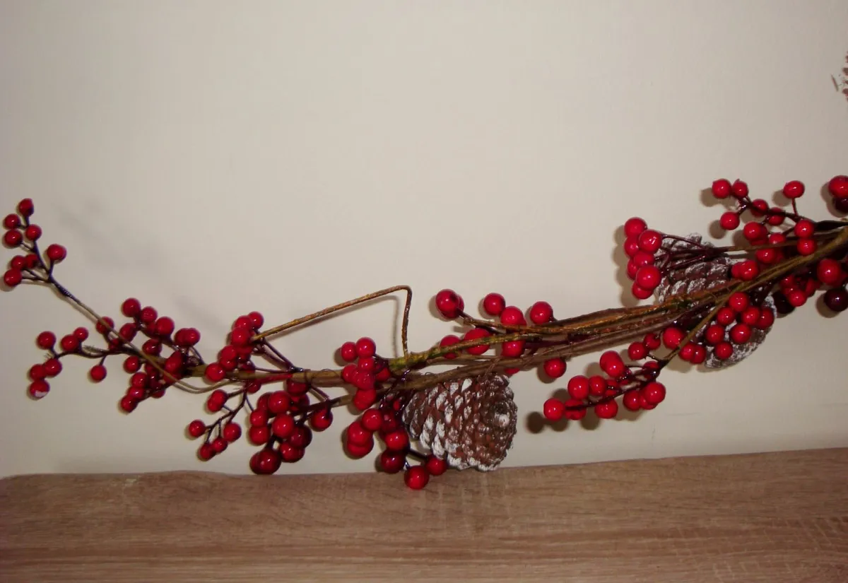 Red berry and pinecones garland 150cm -NEW - Image 2