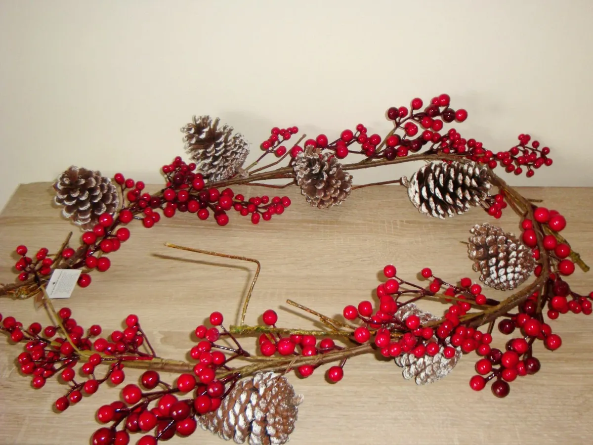 Red berry and pinecones garland 150cm -NEW - Image 1