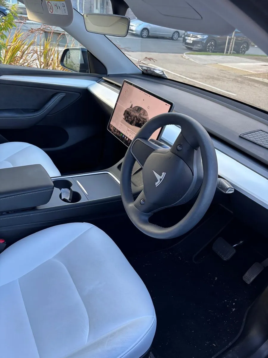 Tesla Model Y 2023 - Image 3