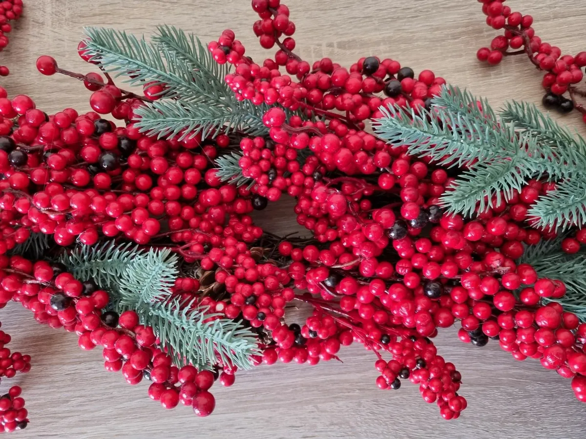 Red berry garland - NEW - Image 1