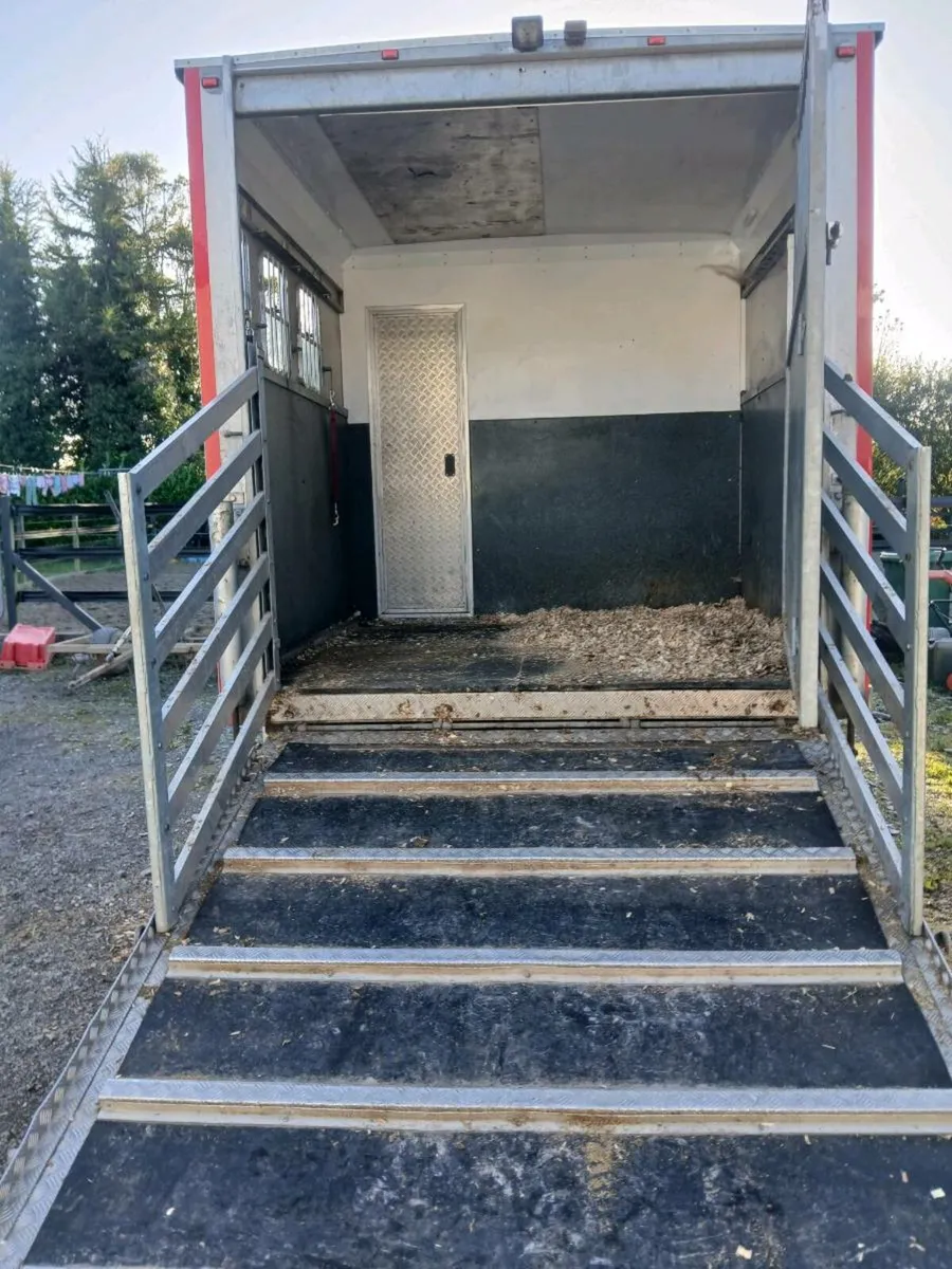 7.5ton Horse Lorry - Image 2