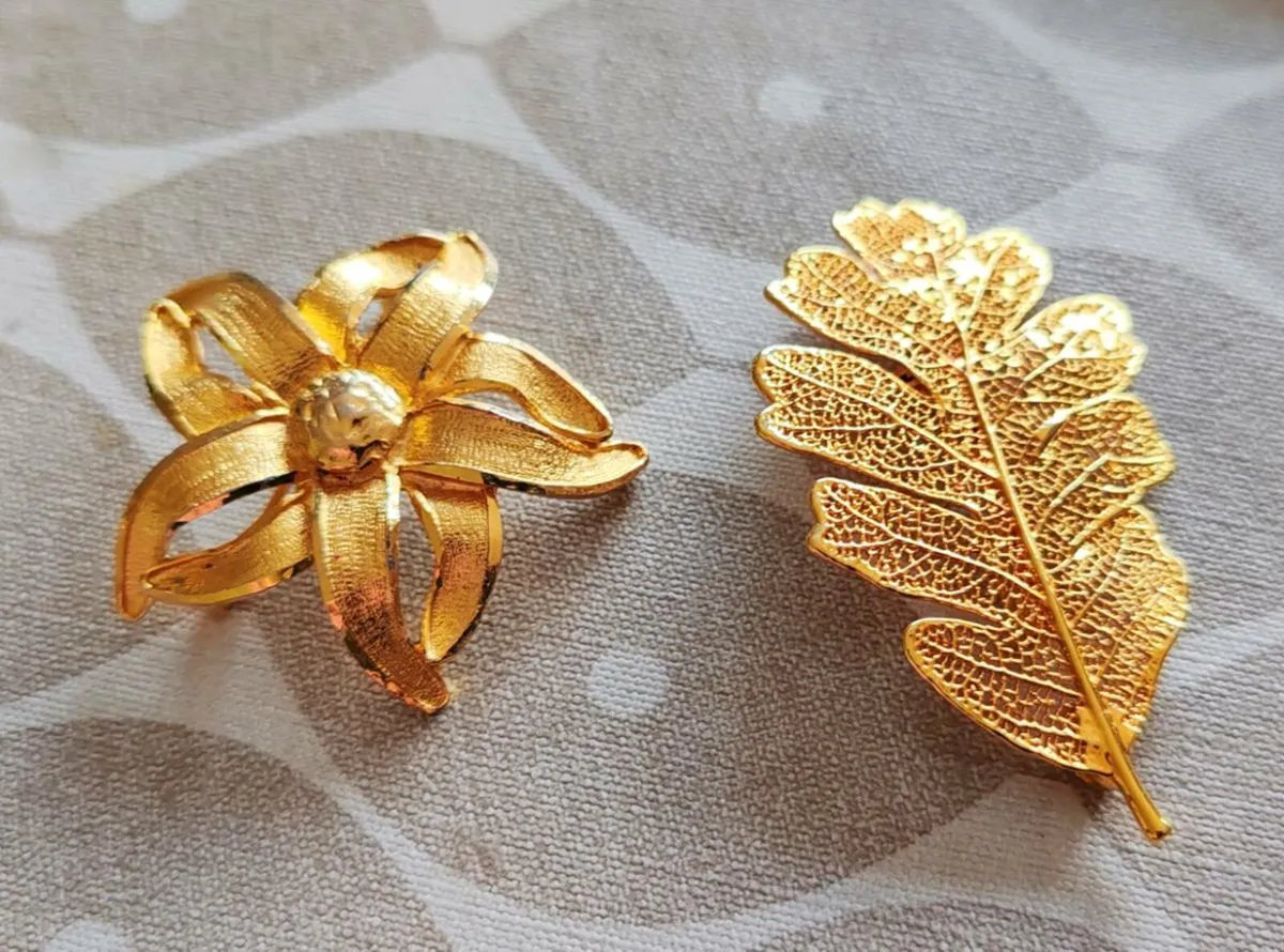 2 goldtone brooches - Image 1