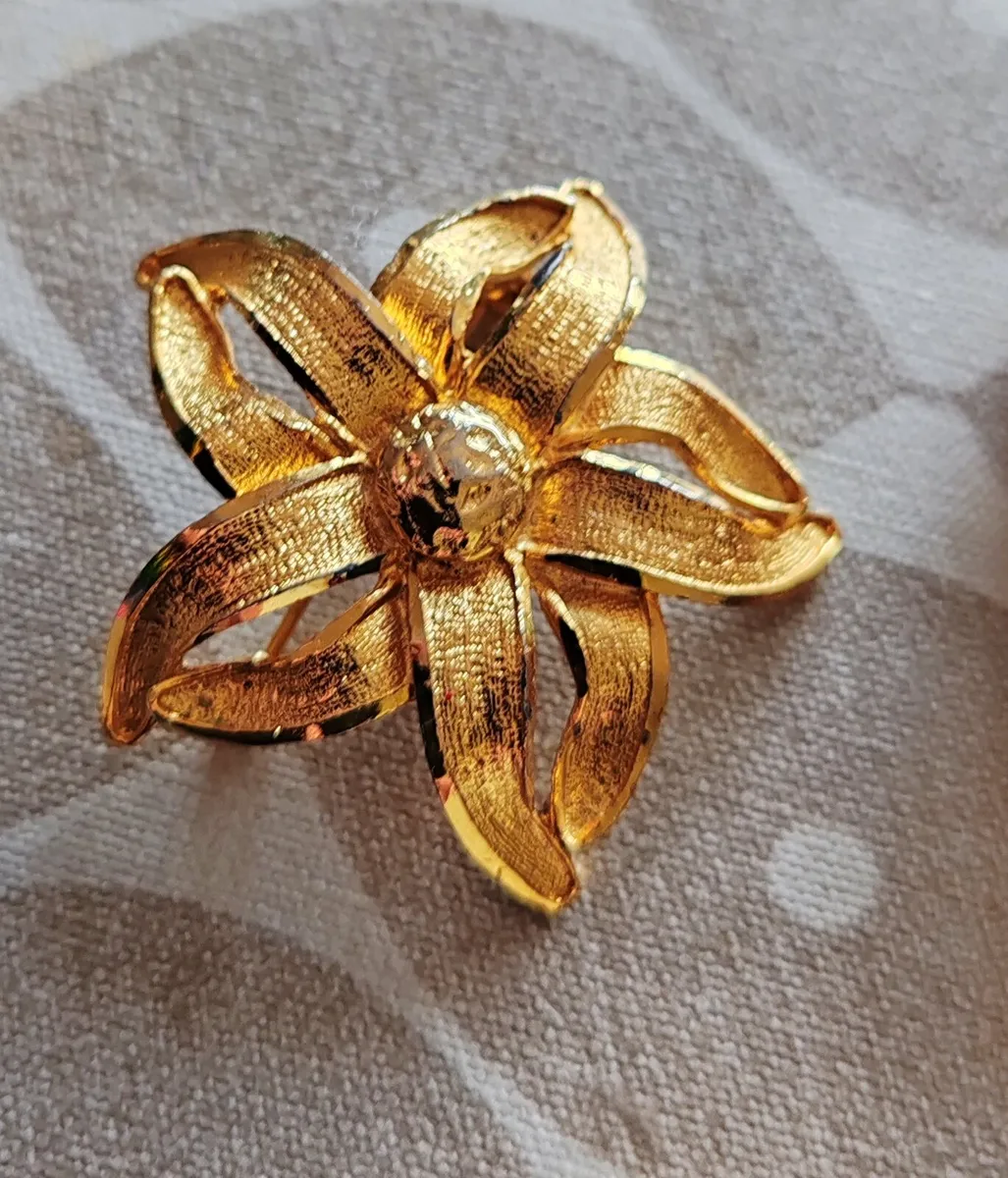 2 goldtone brooches - Image 3