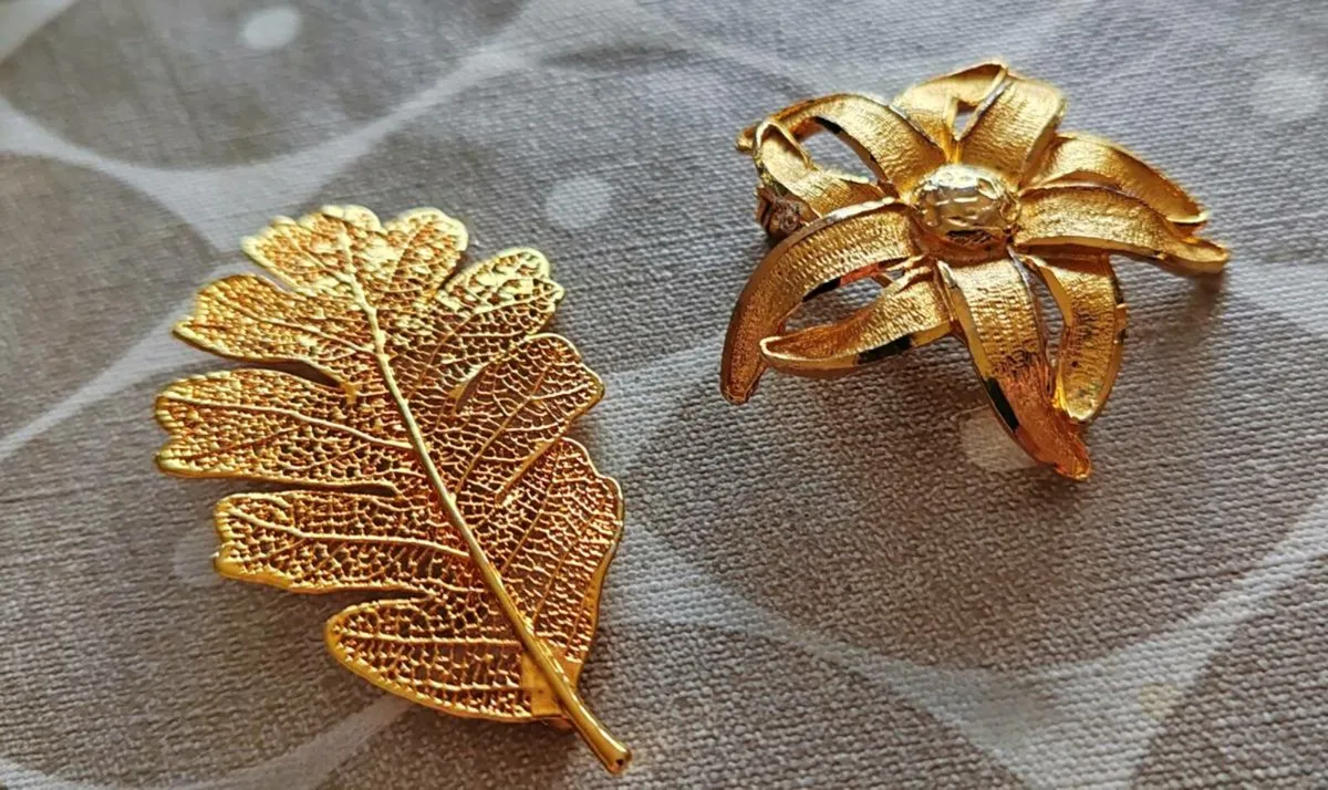 2 goldtone brooches - Image 4