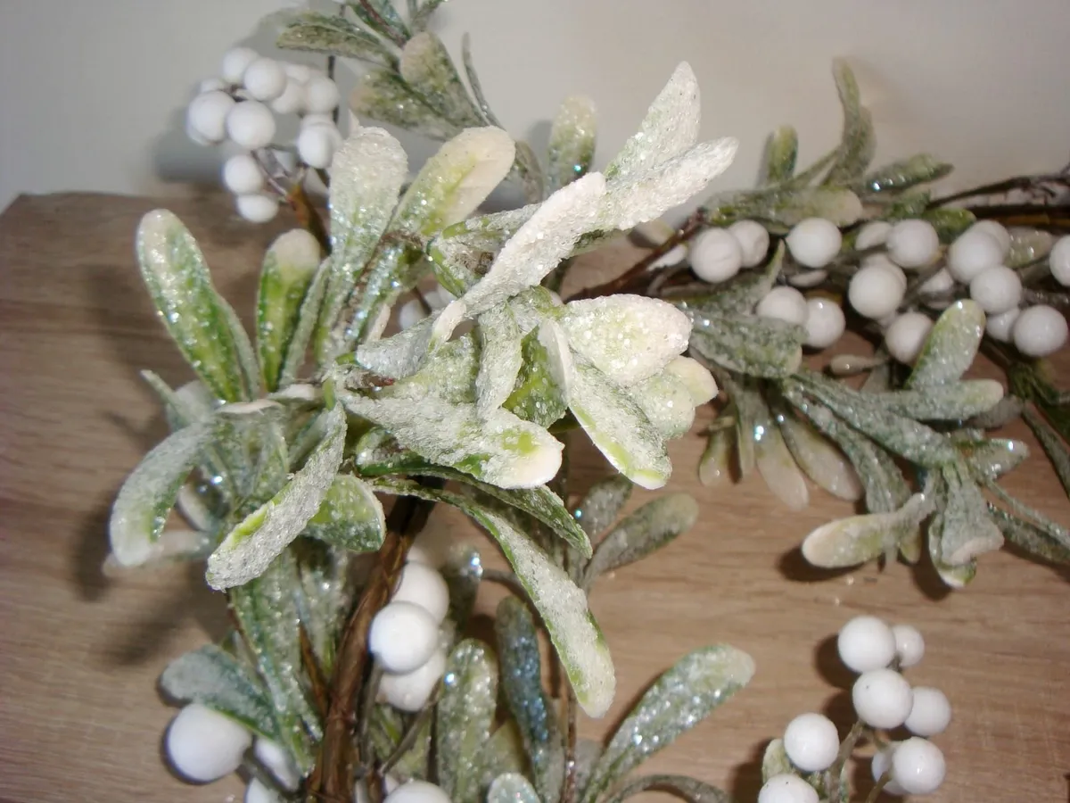 White berries and sparkly mistletoe garland L150cm - Image 3