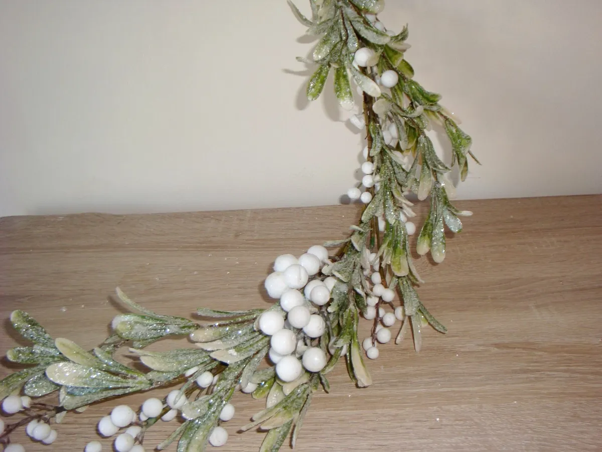 White berries and sparkly mistletoe garland L150cm - Image 4