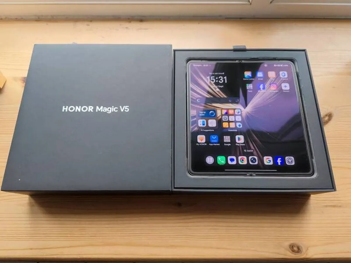 Honor Magic V5 32gb ( 16+16) ram 512gb. Trade-ins / Swaps welcome. Black. Brand new condition only used for a couple of days. the most powerful folding phone, so thin. - Image 2