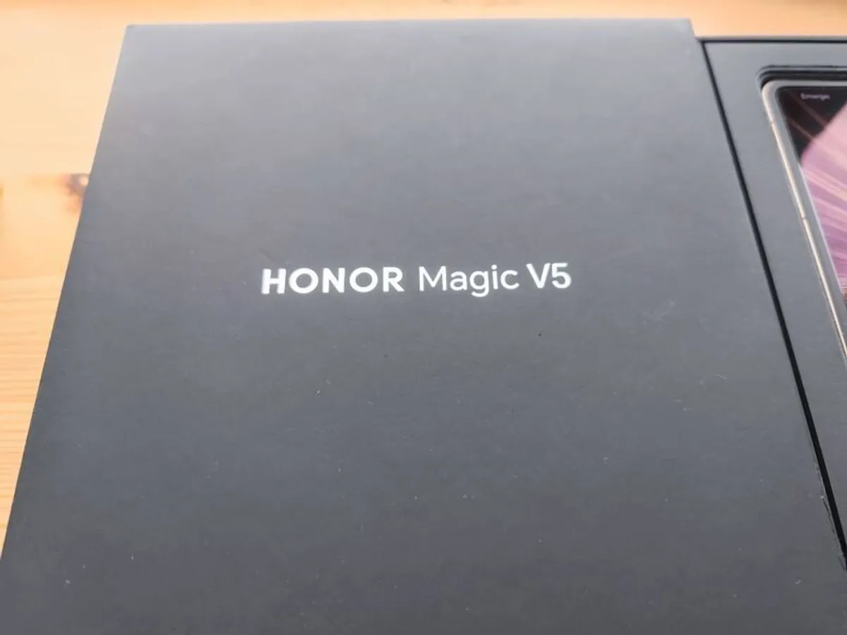 Honor Magic V5 32gb ( 16+16) ram 512gb. Trade-ins / Swaps welcome. Black. Brand new condition only used for a couple of days. the most powerful folding phone, so thin. - Image 3