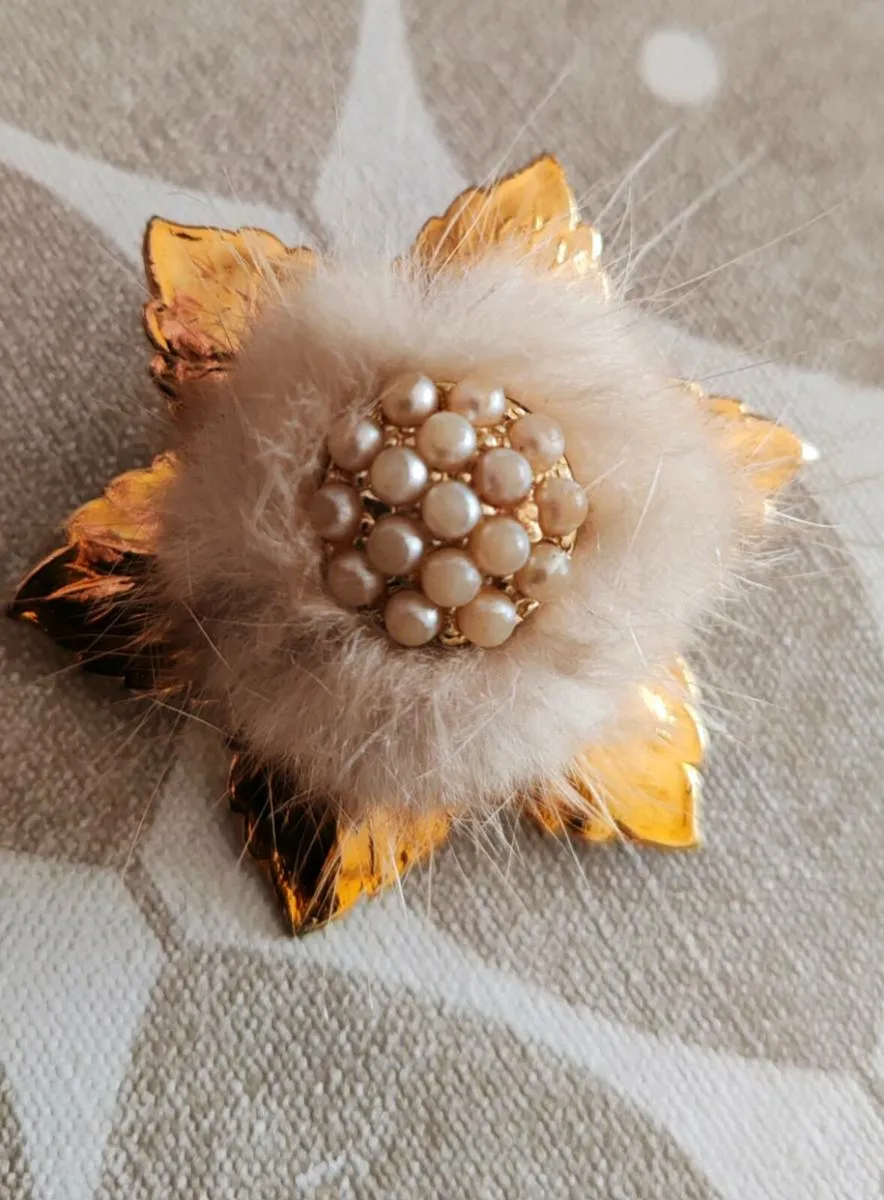 Vintage goldtone and pearl brooch - Image 1