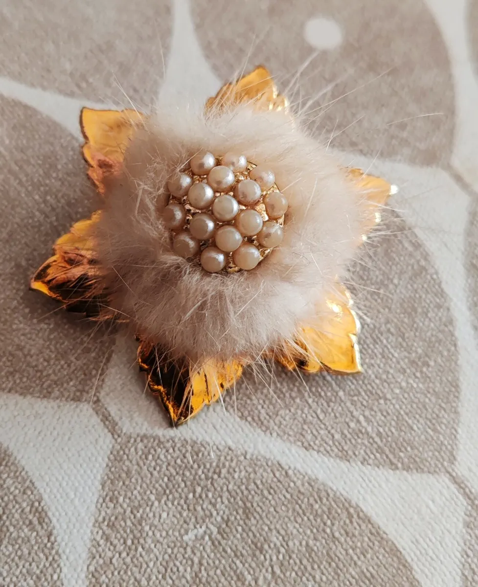 Vintage goldtone and pearl brooch - Image 3