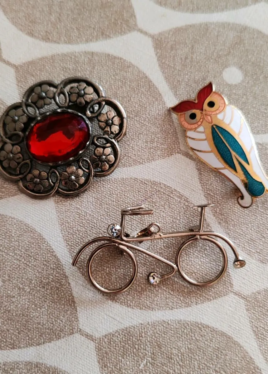 3 retro brooches - Image 1