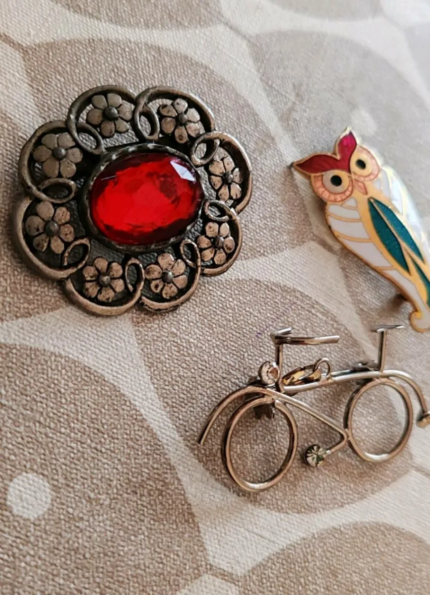 3 retro brooches - Image 2