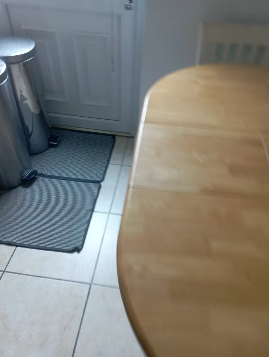 Table and 4 chairs - Image 2