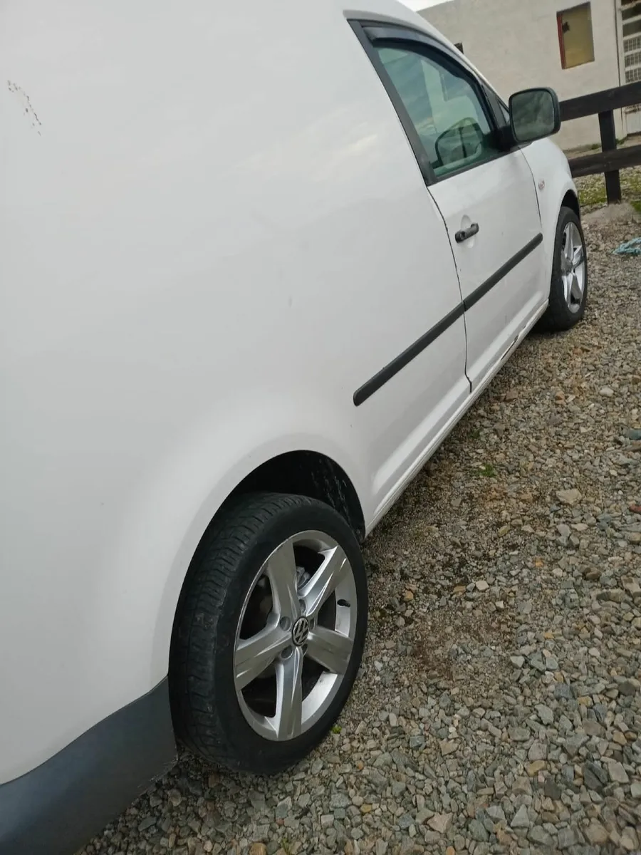Volkswagen Caddy 2009 - Image 2