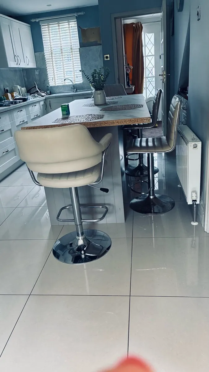 Breakfast bar stools - Image 1