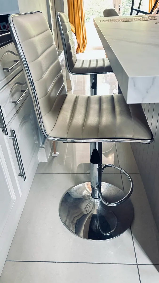 Breakfast bar stools - Image 2