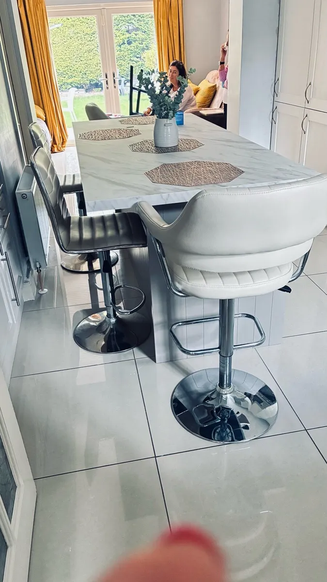 Breakfast bar stools - Image 3