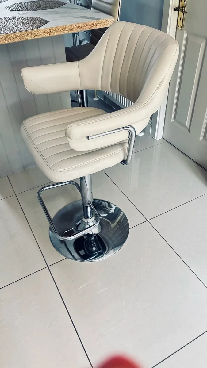 Breakfast bar stools - Image 4