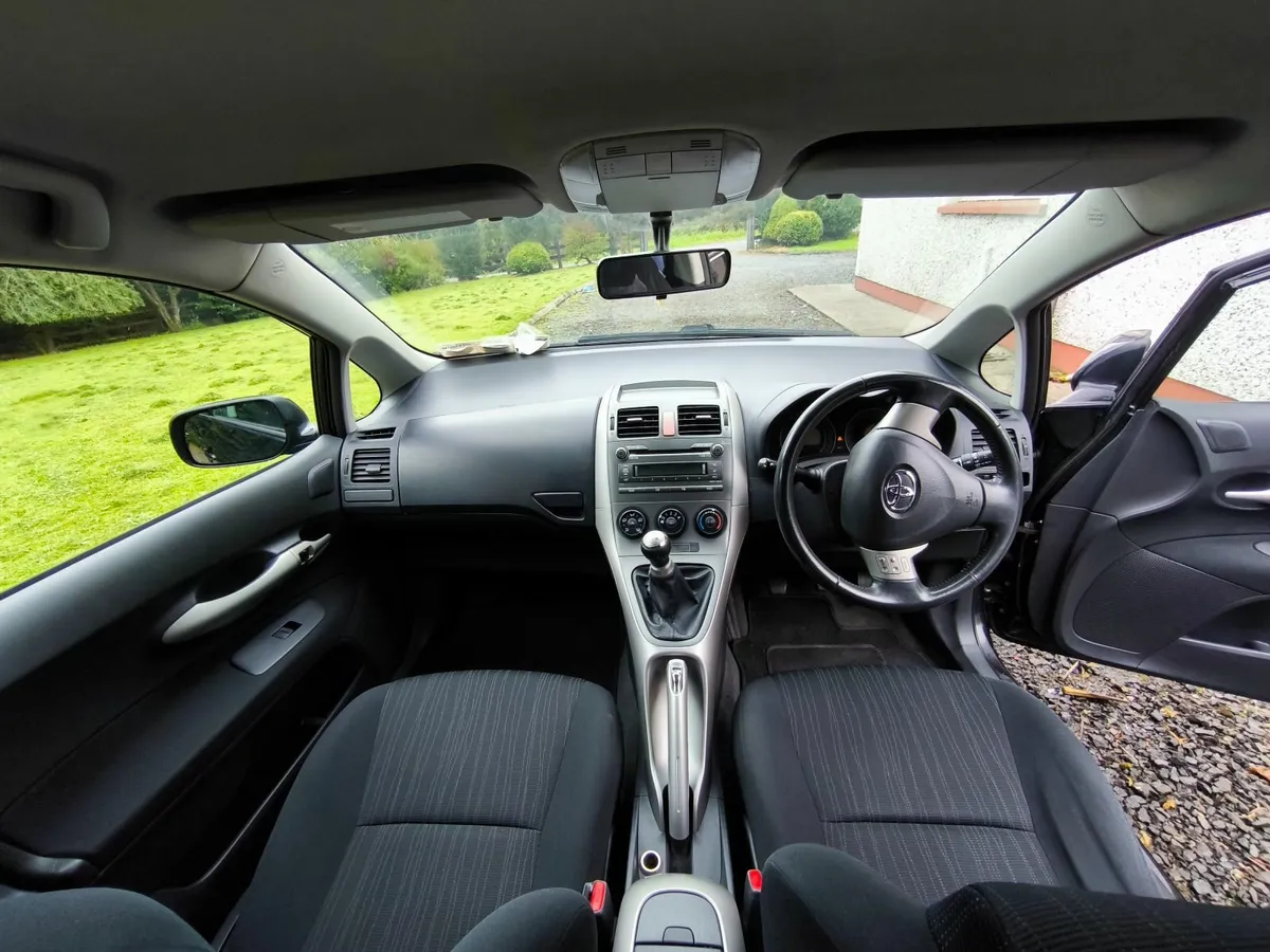 Toyota Auris 1.4 petrol - Image 3