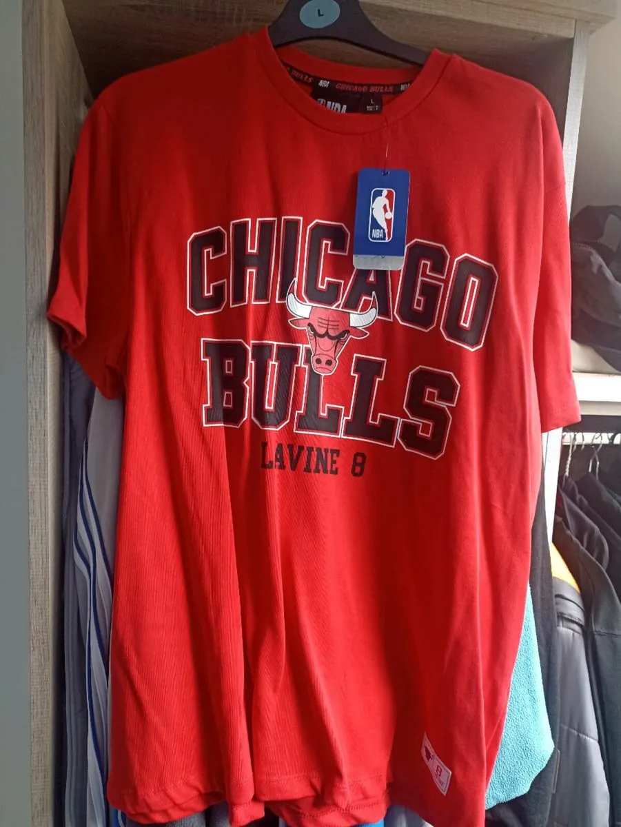 Chicago bulls t-shirt - Image 1