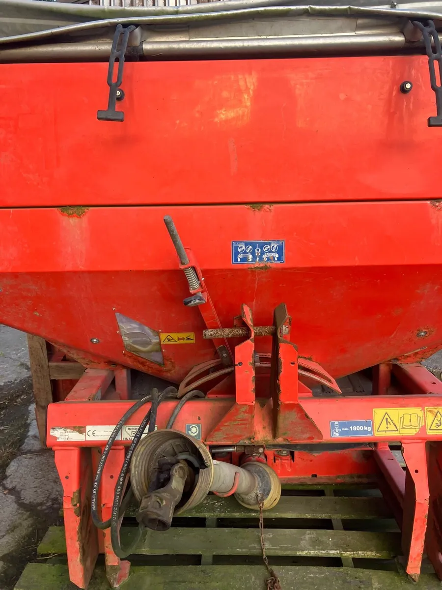 Rauch fertiliser spreader - Image 1