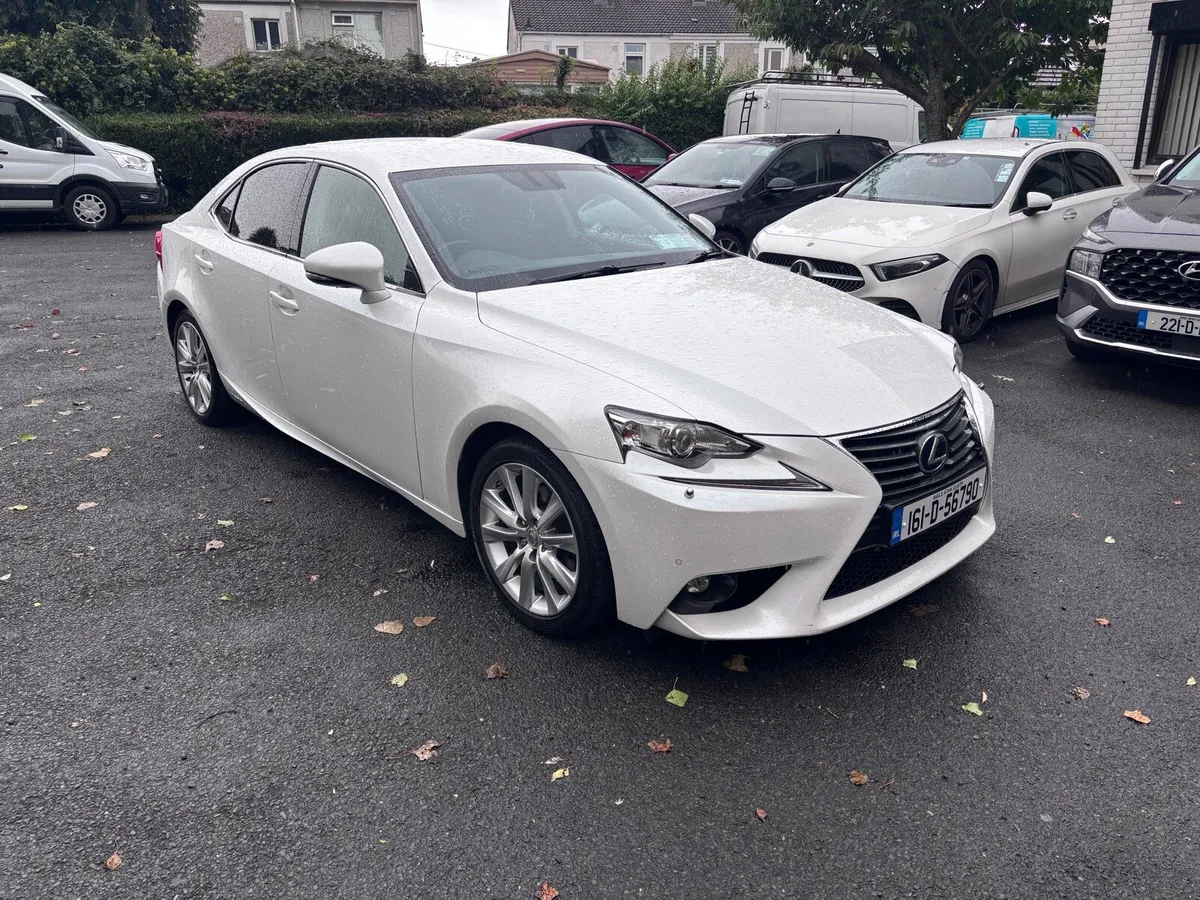 Lexus IS300h - Image 1