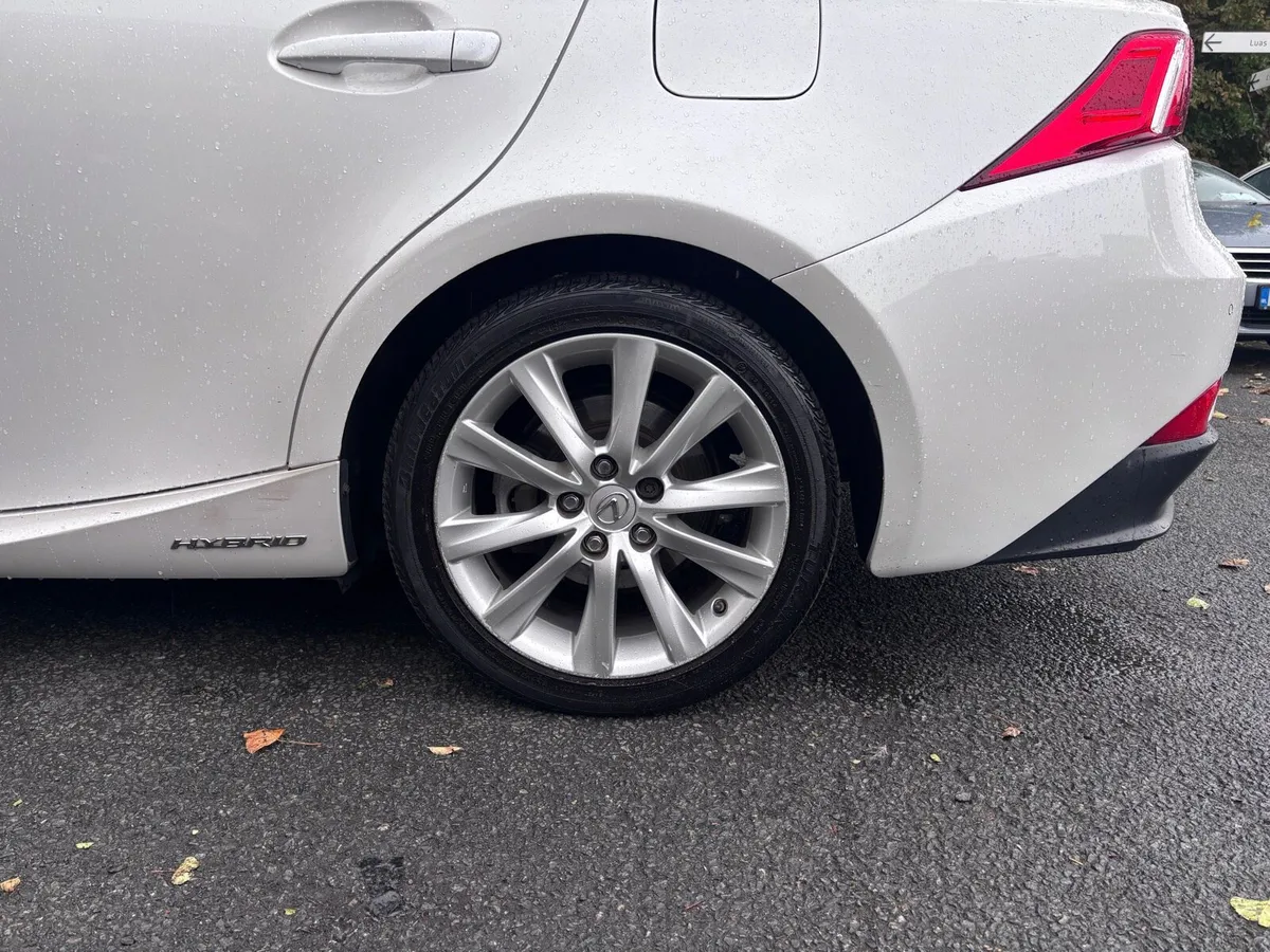 Lexus IS300h - Image 2