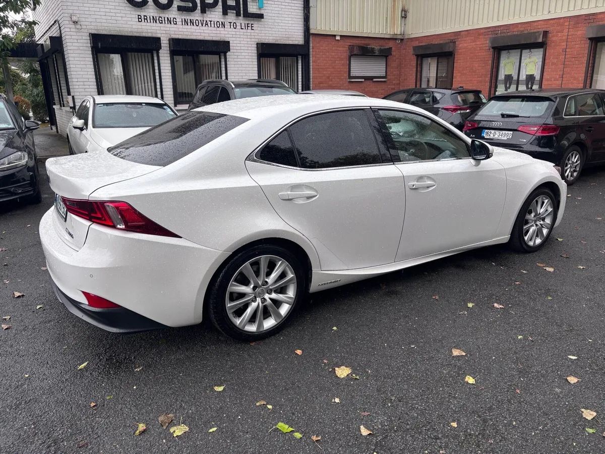 Lexus IS300h - Image 3